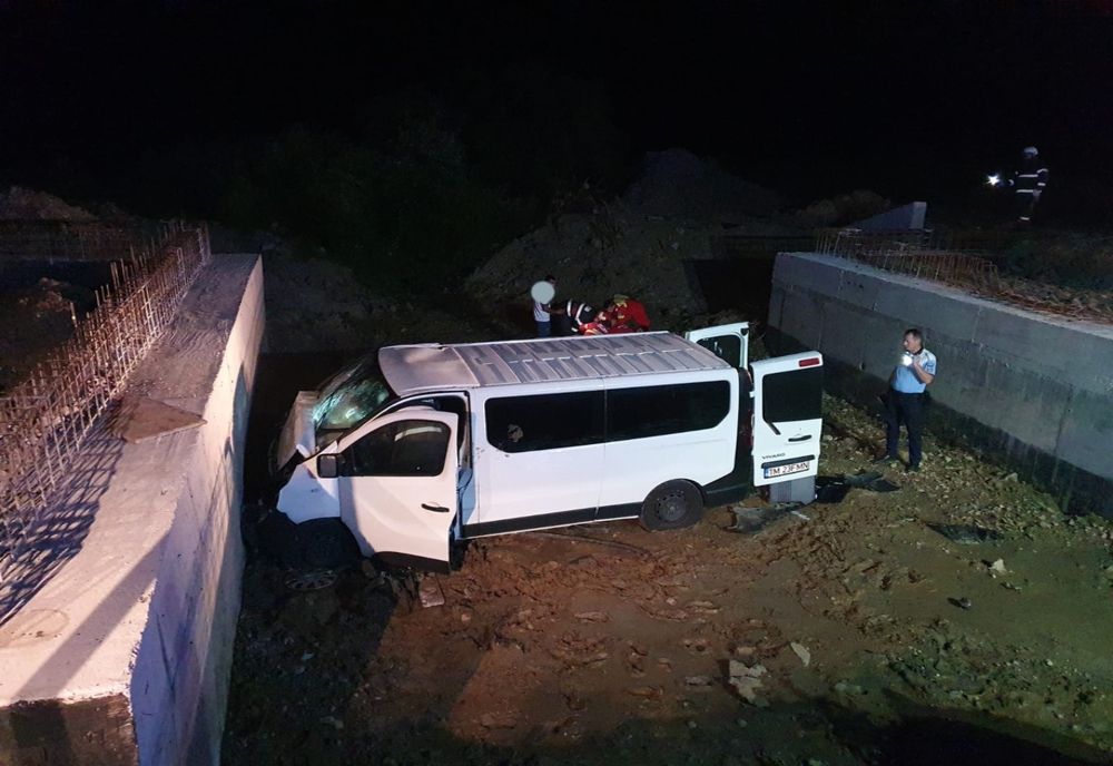 FOTO | 5 bărbaţi din Sălaj, Satu Mare şi Hunedoara răniţi într-un accident: au căzut cu duba într-un canal colector