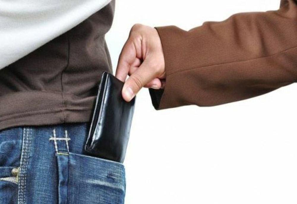 Îmbrățișare cu ghinion: a rămas fără o sumă mare de bani și fără card