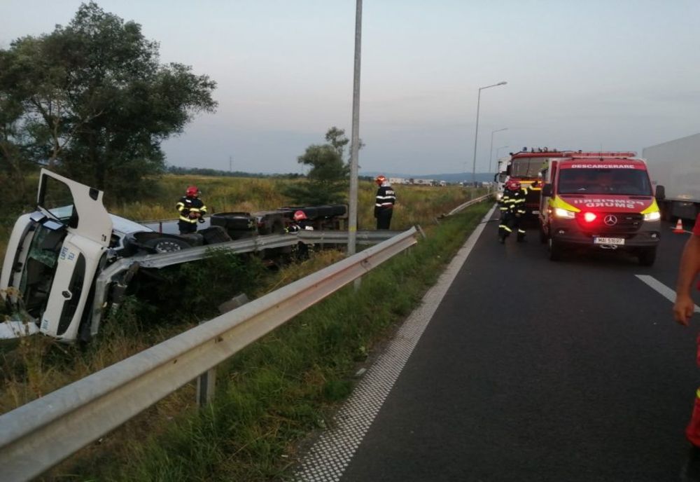 A curs lapte pe autostradă. Accident în Hunedoara, cu o cisternă plină 