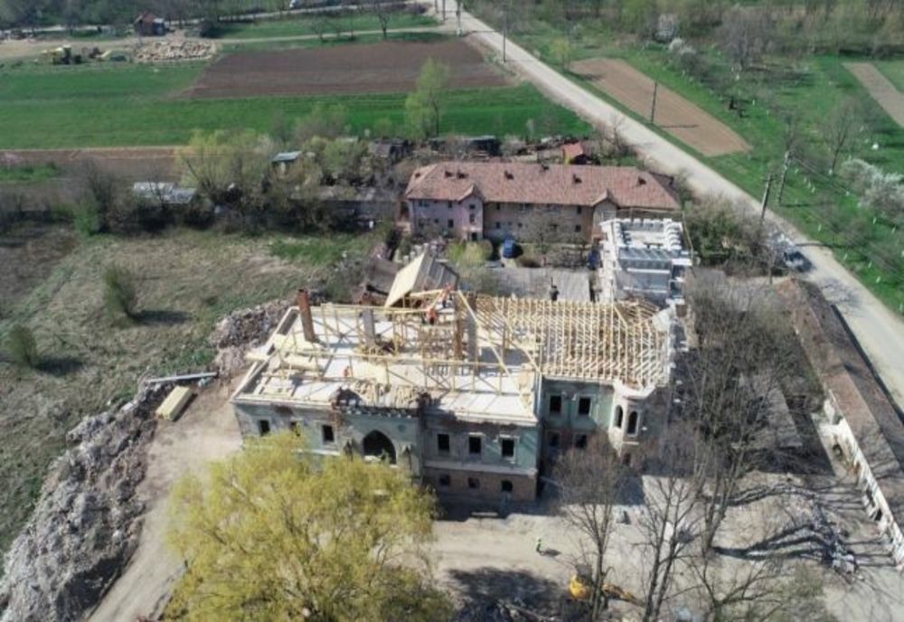 Un castel superb revine la gloria de altădată