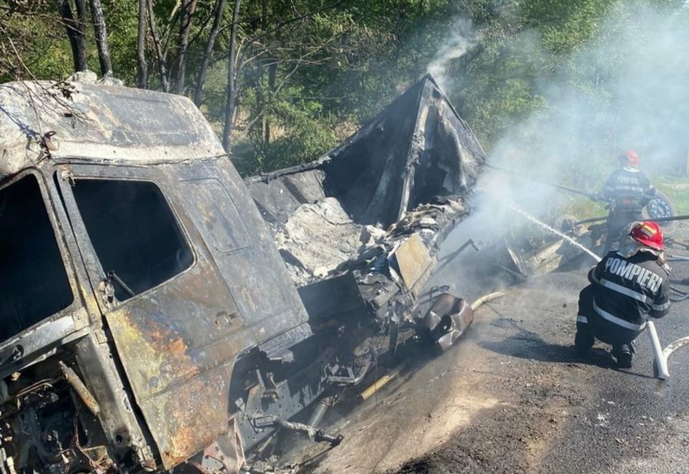 Tragedie în Hunedoara. Șofer mort, după ce TIR-ul s-a răsturnat şi a luat foc