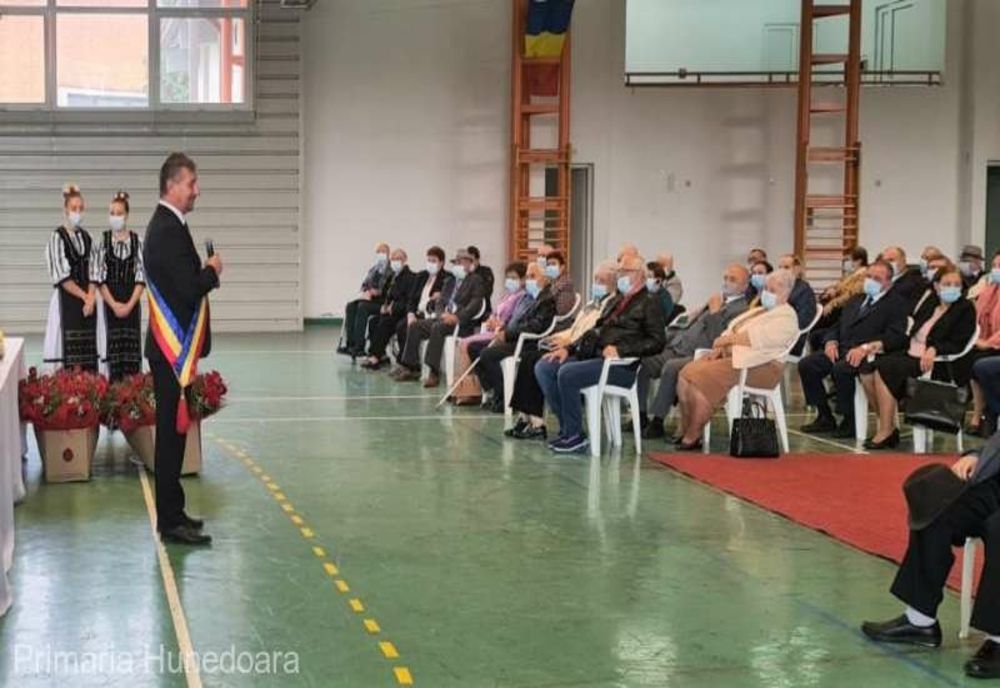  Festivitate de premiere a peste o sută de cupluri cu 50 de ani de căsătorie