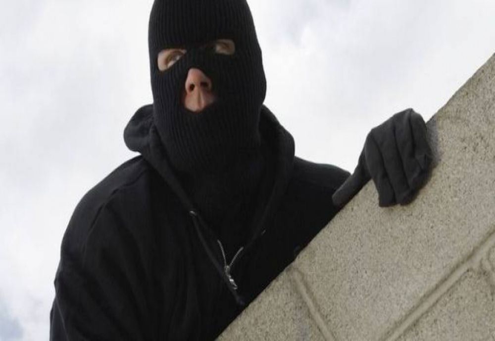 Reținuți după ce au furat bani și țigări: paguba a fost însemnată