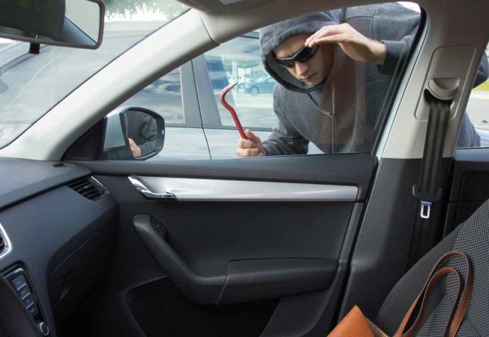 S-au specializat în furturi din autoturisme. La o singură lovitură au făcut o pagubă de peste 5.400 de lei