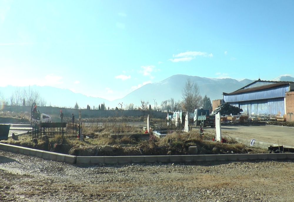 Caz incredibil în județul Hunedoara: morminte în mijlocul unei parcări