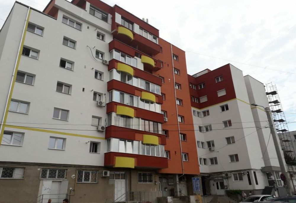 Termoizolaţia scării unui bloc din Deva s-a desprins în întregime