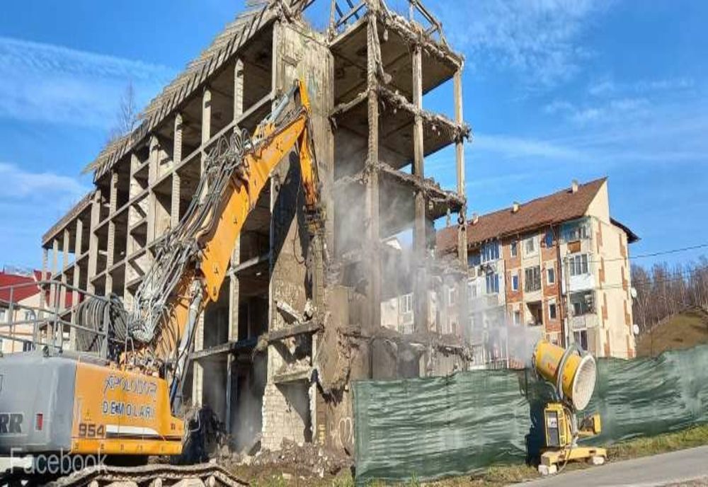 Bloc abandonat, demolat la Petroșani. Era periculos pentru trecători