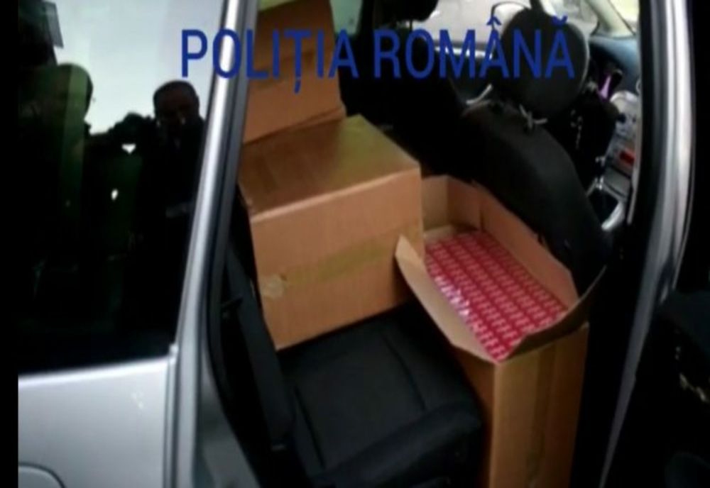 Mii de pachete de țigări de contrabandă găsite într-o mașină