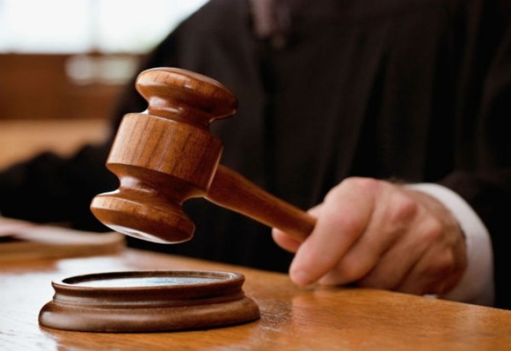 Trimis în judecată, după ce și-a aruncat iubita de la etaj