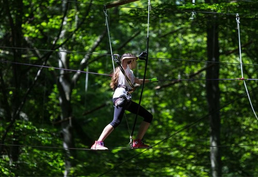 Tiroliană lipsă dintr-un parc nou amenajat