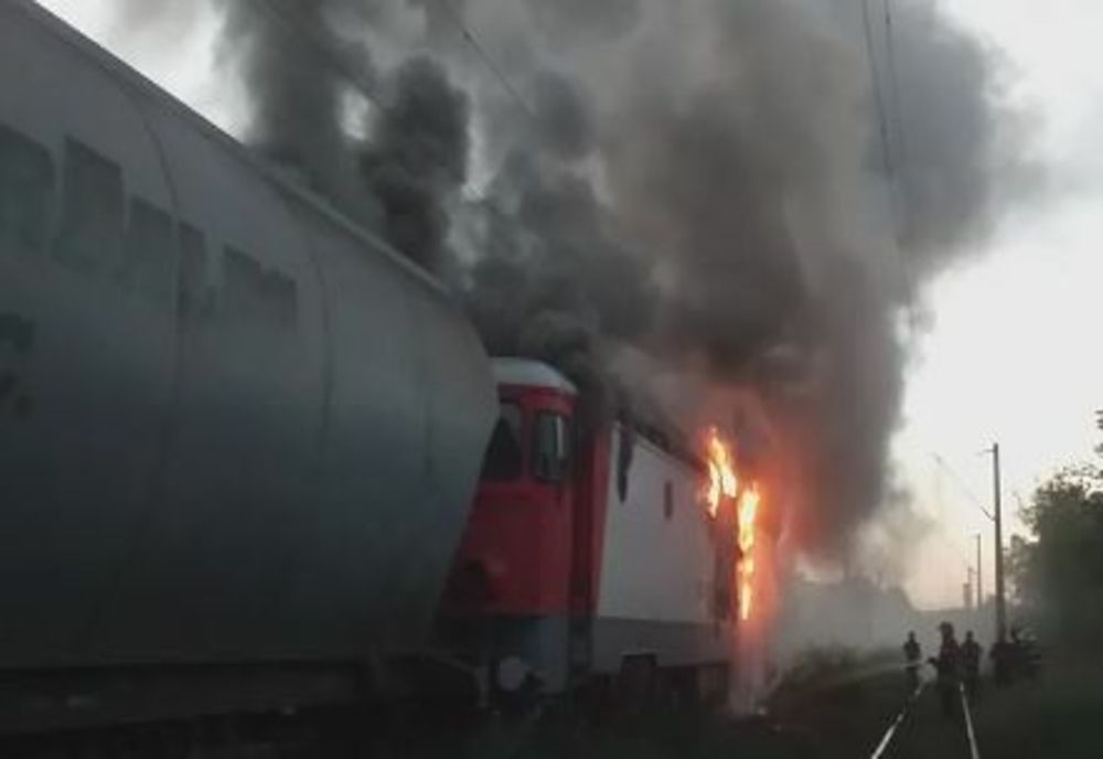 Un tren a luat foc - Mecanicul locomotivei a avut nevoie de îngrijiri medicale