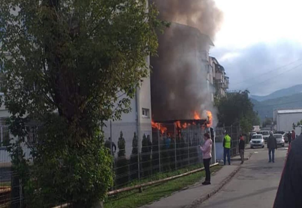 Incendiu violent la o școală din Hunedoara - Peste 400 de elevi și profesori au ieșit rapid din clădire