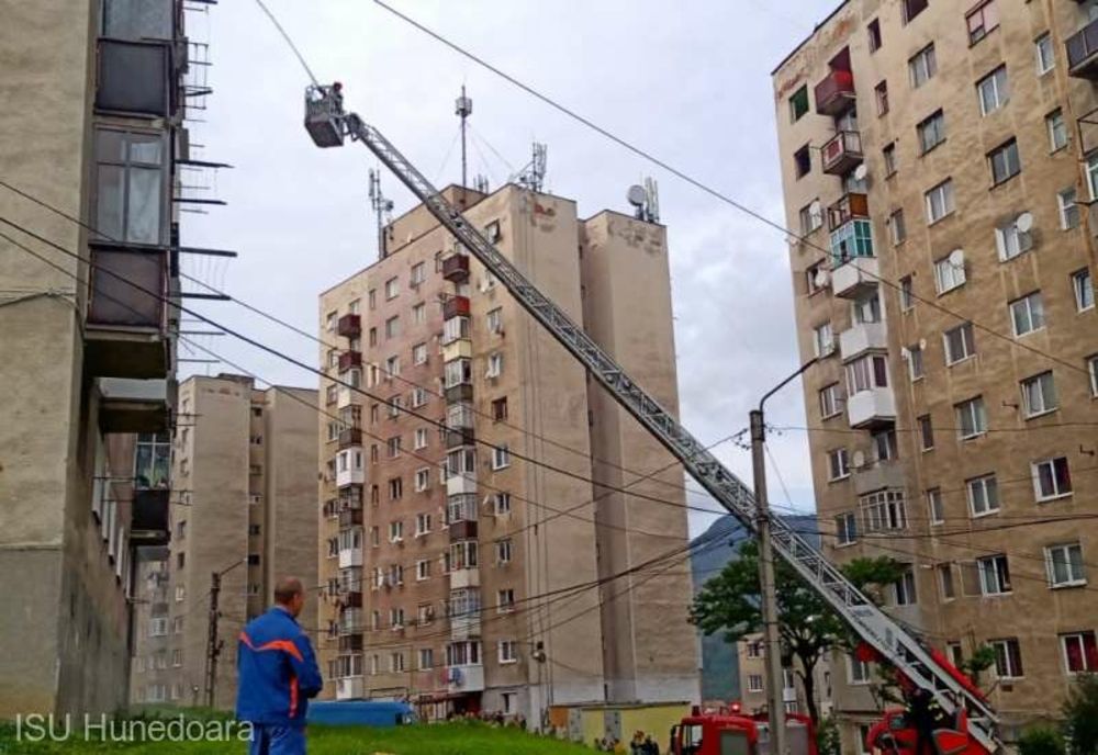 Incendiu la etajul 7 al unui bloc de locuinţe din Vulcan:  27 de persoane au fost evacuate