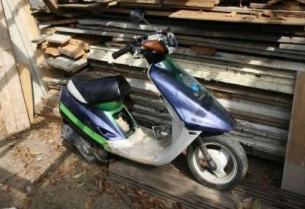 Hoț prins cu cazanul de țuică furat pe moped. Nu avea nici permis de conducere