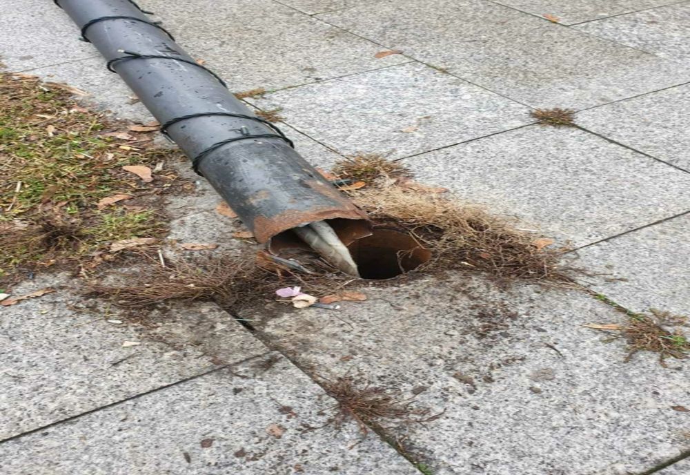 Stâlpi de iluminat doborâți de vânt, pe Centrul Civic. Paguba, de mii de lei