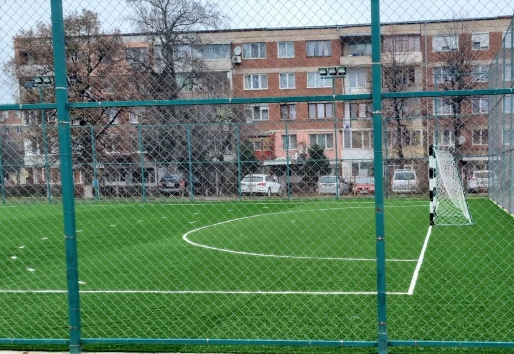 Teren nou, la vechea Şcoală Generală nr. 7 din Hunedoara. Are şi nocturnă
