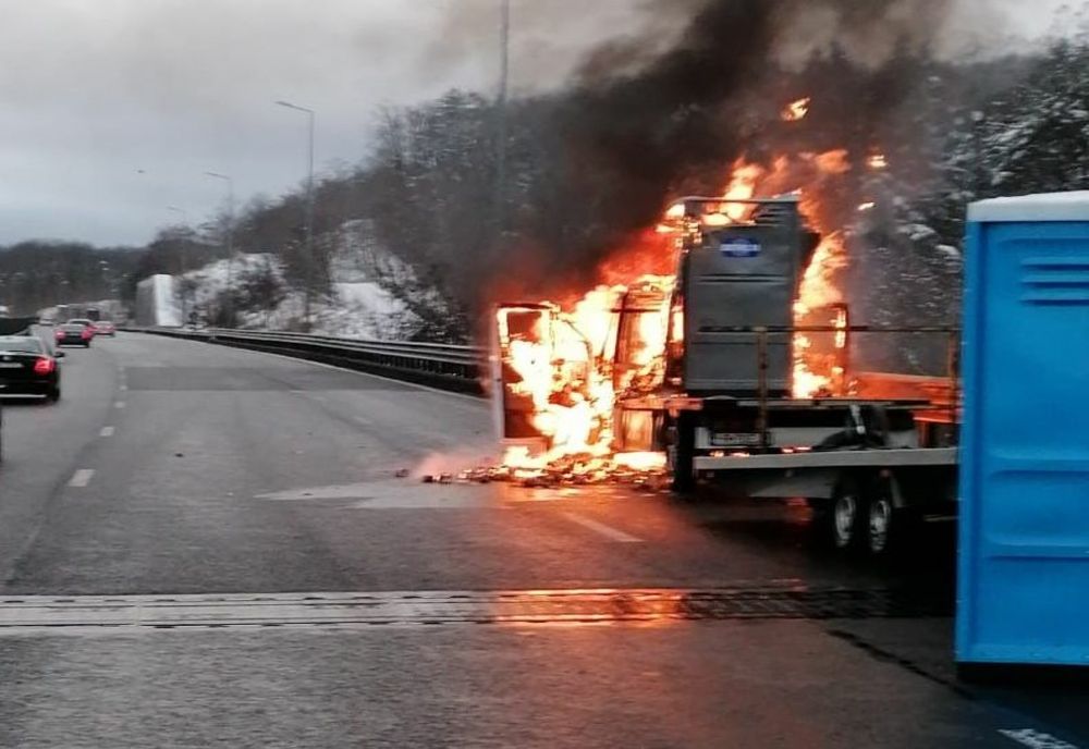 Autovehicul în flăcări, pe A1