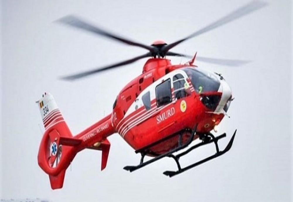 Accident groaznic în județul Hunedoara: bărbat prins sub un tractor care s-a răsturnat. A intervenit elicopterul SMURD