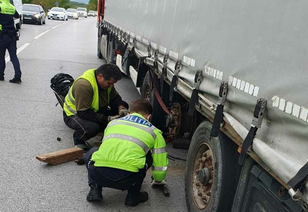 Șofer de TIR rămas în pană, ajutat de polițiștii hunedoreni