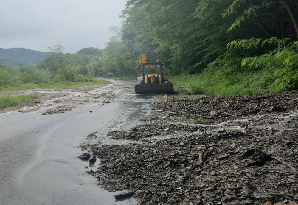 O viitură a blocat circulația pe un drum din vestul țării