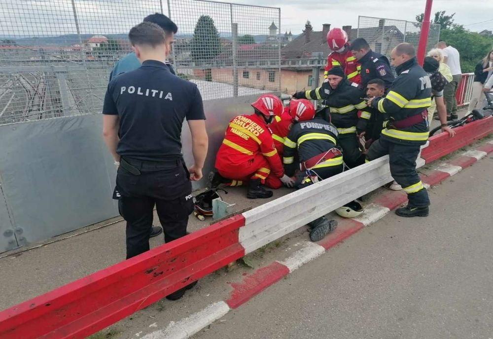 Un tânăr care amenința că se aruncă pe calea ferată a fost salvat de polițiștii hunedoreni
