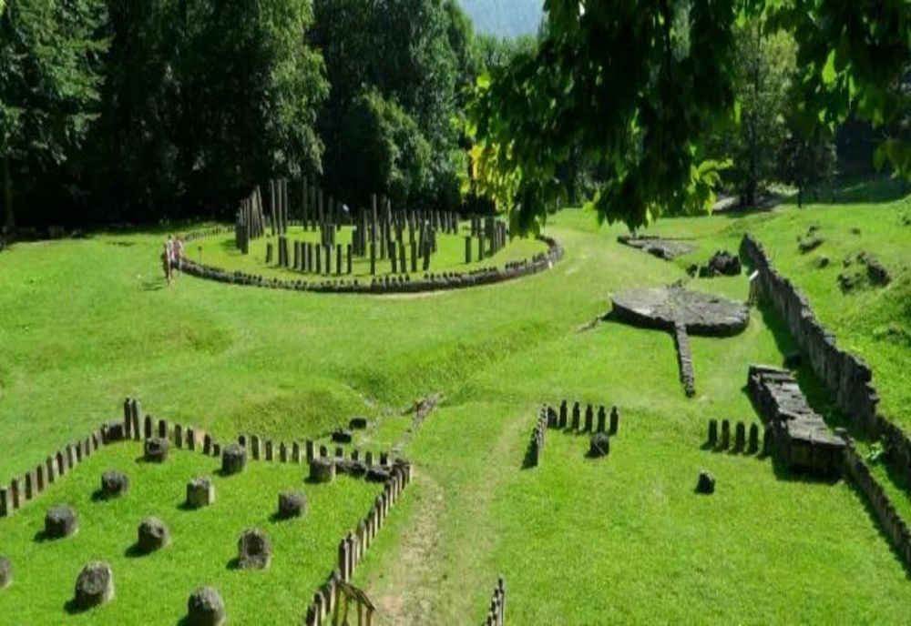 3 turiști, din Tadjikistan, s-au ales cu dosar penal, după ce au vandalizat 3 pietre de la Sarmizegetusa Regia