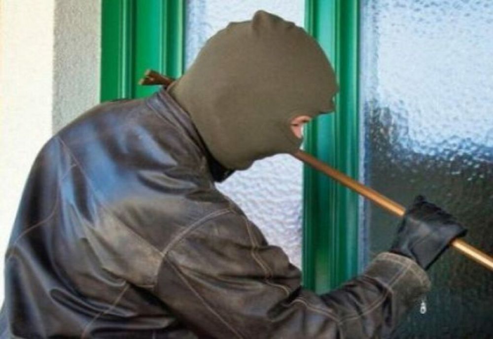 Soția unui om de afaceri din Hunedoara și nepoții minori, legați de mâini și de picioare, în propria casă!