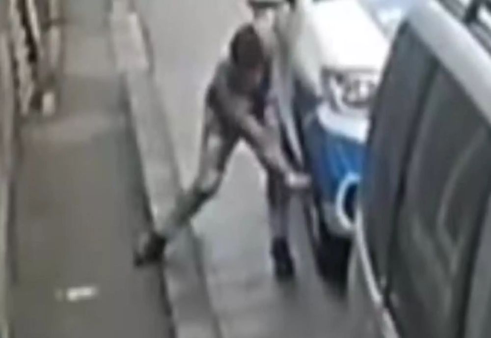 Un hunedorean supărat foc pe reprezentanții legii. A înțepat, cu cuțitul, roțile mașinii de poliție