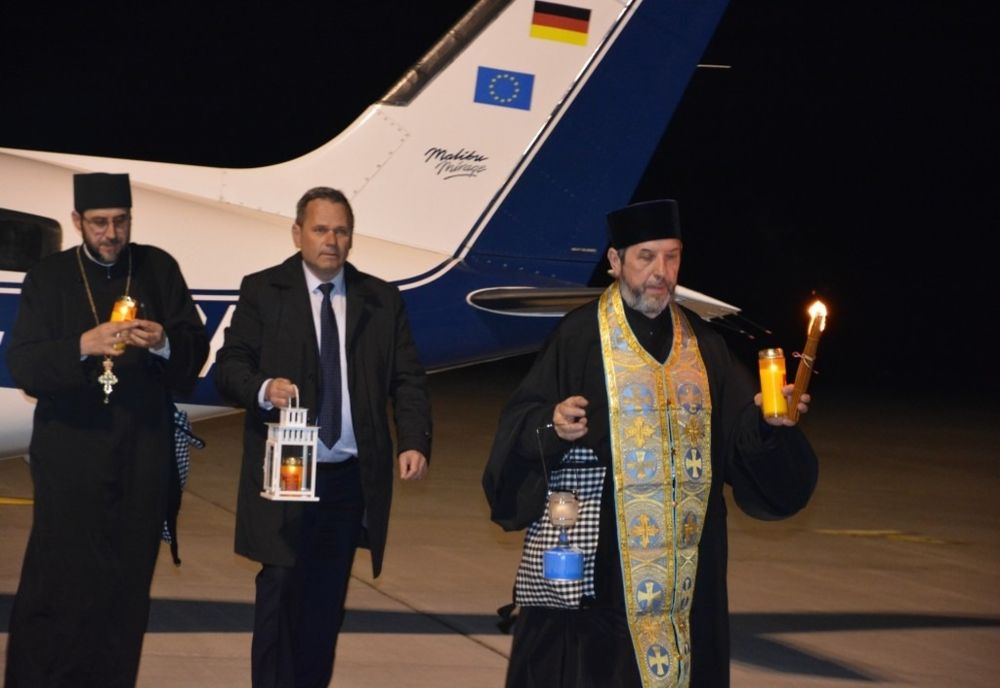 SFÂNTA LUMINĂ - ADUSĂ, SÂMBĂTĂ SEARA, DE LA IERUSALIM