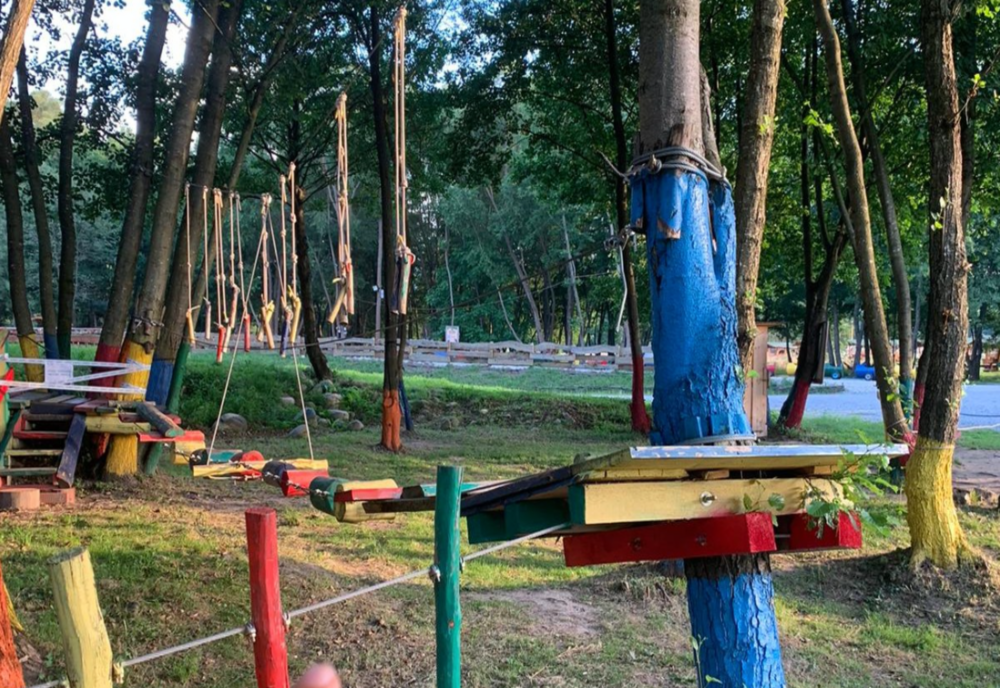 PATRU COPII, RĂNIȚI DUPĂ CE CABLUL UNEI TIROLIENE S-A RUPT ÎNTR-UN PARC DE DISTRACȚII DIN HUNEDOARA