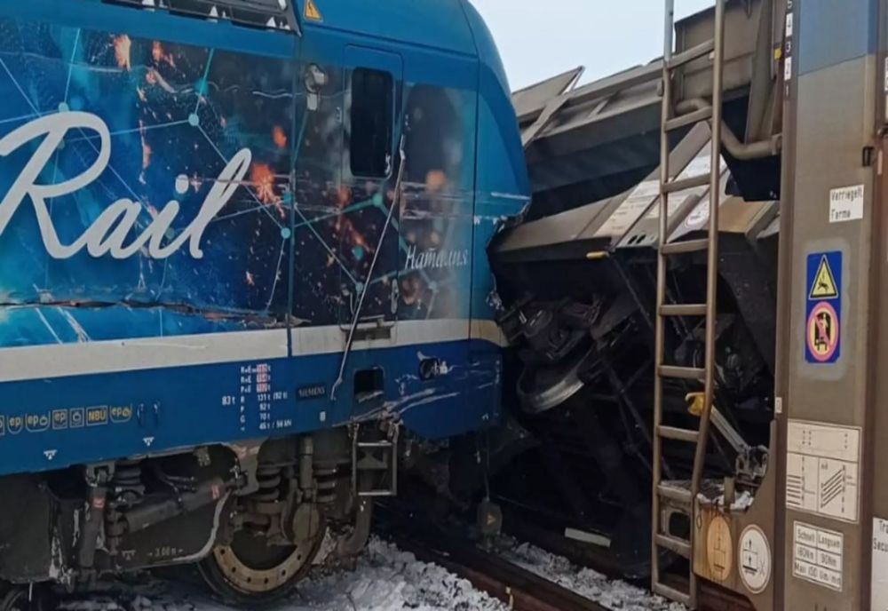 GRAV ACCIDENT FEROVIAR PE REGIONALA CRAIOVA. UN TREN S-A CIOCNIT CU DOUĂ VAGOANE DE MARFĂ DERAIATE. O PERSOANĂ A DECEDAT