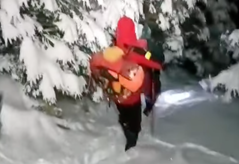 ŞAPTE RECOMANDĂRI PENTRU TURIŞTII CARE MERG PE MUNTE DUPĂ PRIMA NINSOARE