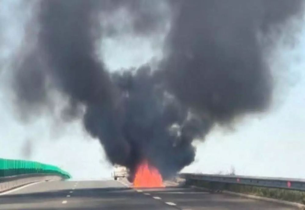 O MAȘINĂ A LUAT FOC PE AUTOSTRADA SOARELUI, PE SENSUL SPRE LITORAL. TRAFICUL ESTE BLOCAT