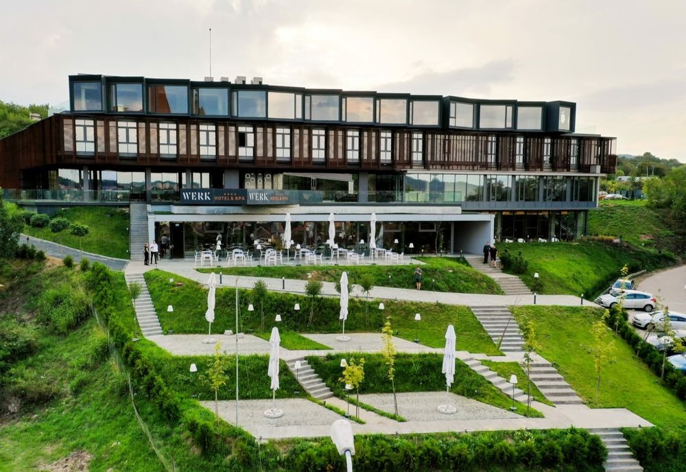 VARA TA DE POVESTE ÎNCEPE LA HUNEDOARA - LA HOTEL WERK, LÂNGĂ CASTELUL CORVINILOR 