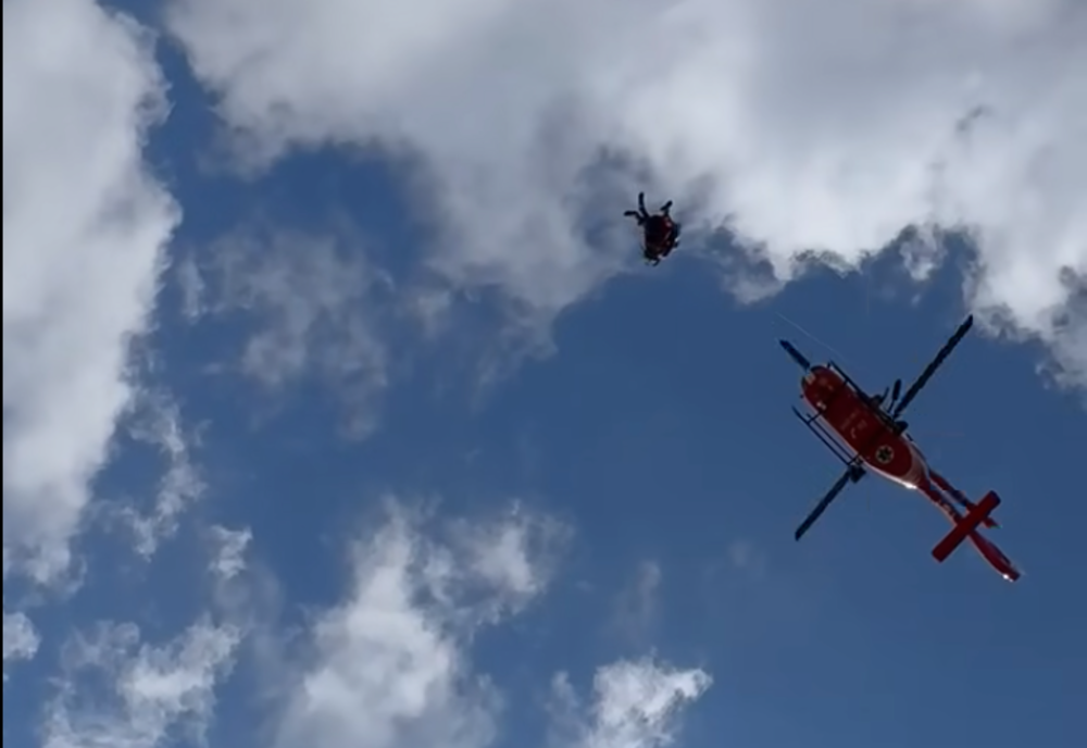 SALVARE DRAMATICĂ ÎN MASIVUL RETEZAT. FEMEIE CĂZUTĂ ÎNTR-O RÂPĂ ADÂNCĂ DE 15 METRI, TRANSPORTATĂ CU ELICOPTERUL LA SPITAL 