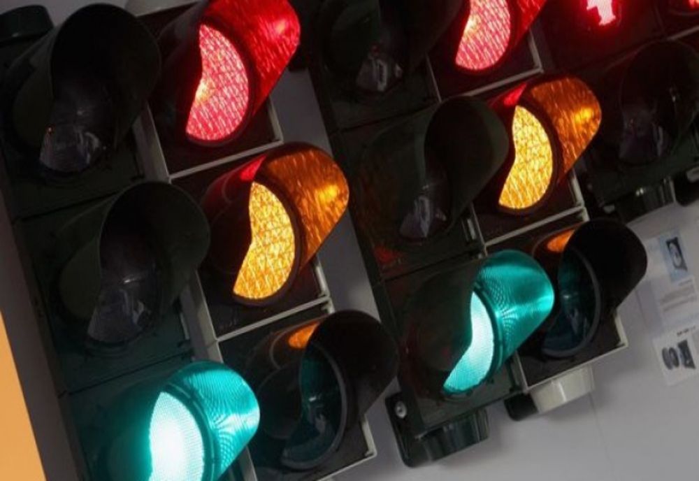 Brașov, primul oraș care testează semafoarele inteligente. Se schimbă culoarea când șoferii depășesc limita legală