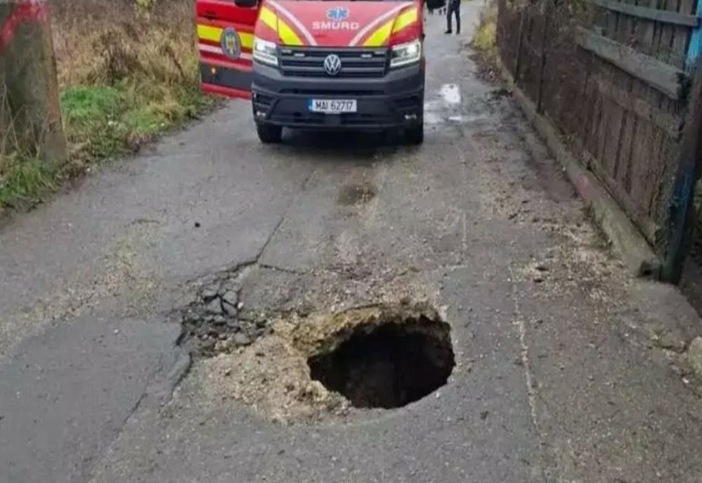 Incident șocant în Petroșani: doi oameni au căzut într-o groapă adâncă de un metru