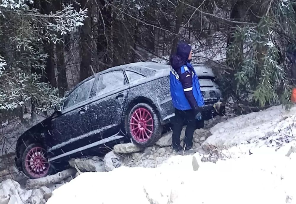 Mașină prăbușită în râpă la Râușor. Capcana naturală care a dus la asemenea situație, salvată doar cu ajutorul jandarmilor montani