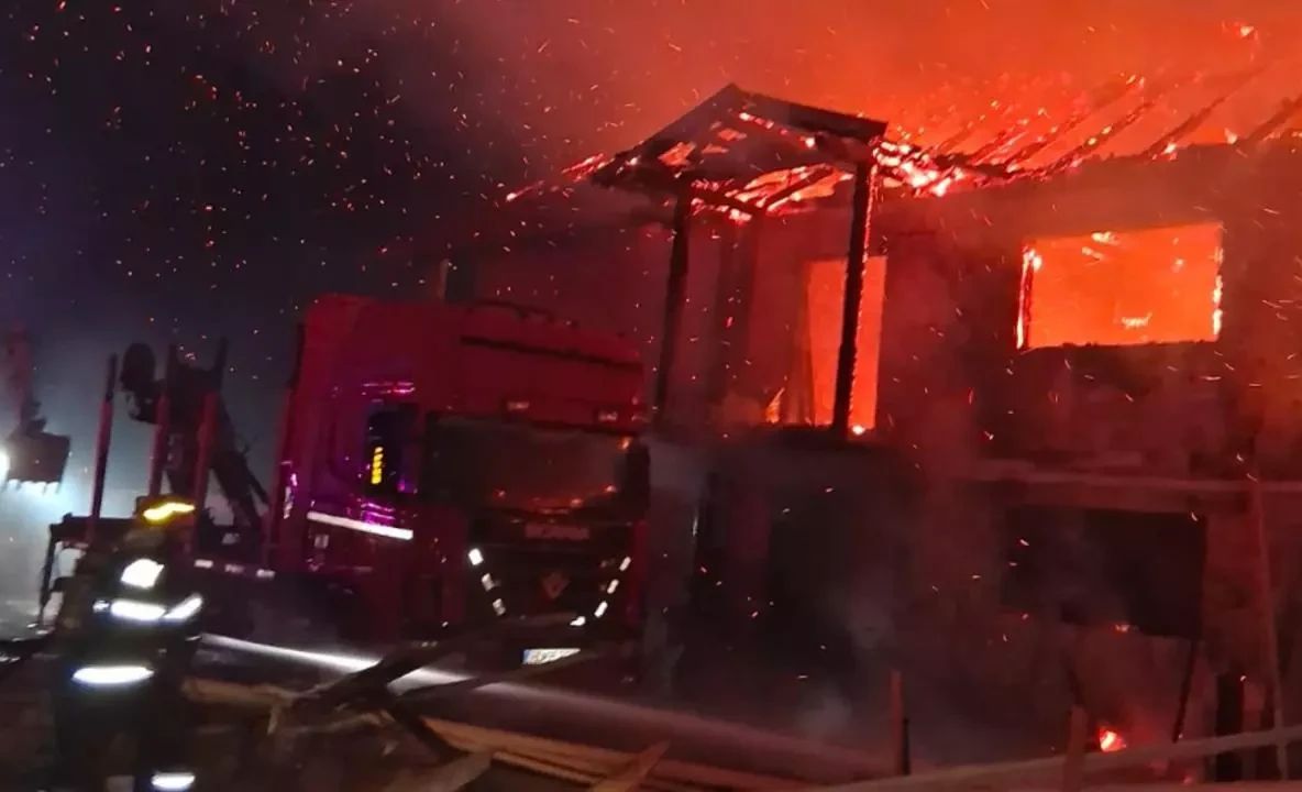 Incendiu puternic într-o hală industrială din Hunedoara. Pompierii au intervenit cu cinci autospeciale pentru stingerea flăcărilor