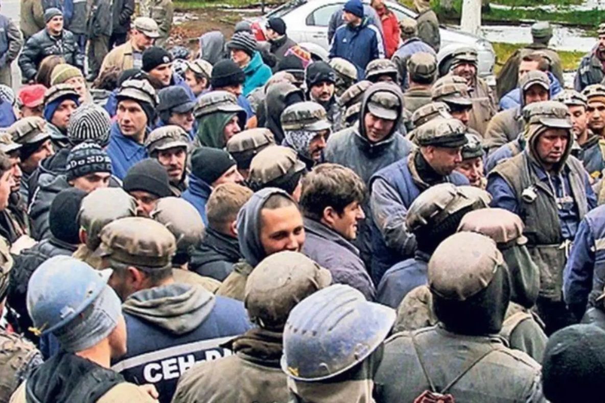 Minerii de la Lupeni s-au blocat în subteran, nemulțumiți de prelungirea contractelor doar pe 4 luni. Protestul s-a încheiat după discuții cu conducerea