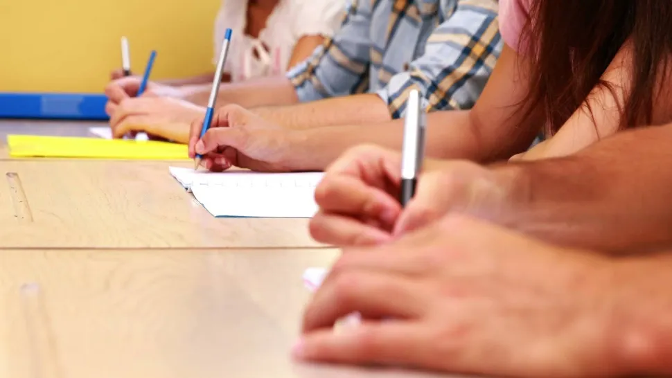 Alerta de furtună i-a adus eliminarea din Bac. Un elev din Hunedoara a fost dat afară din examen după ce i-a sunat telefonul în sală