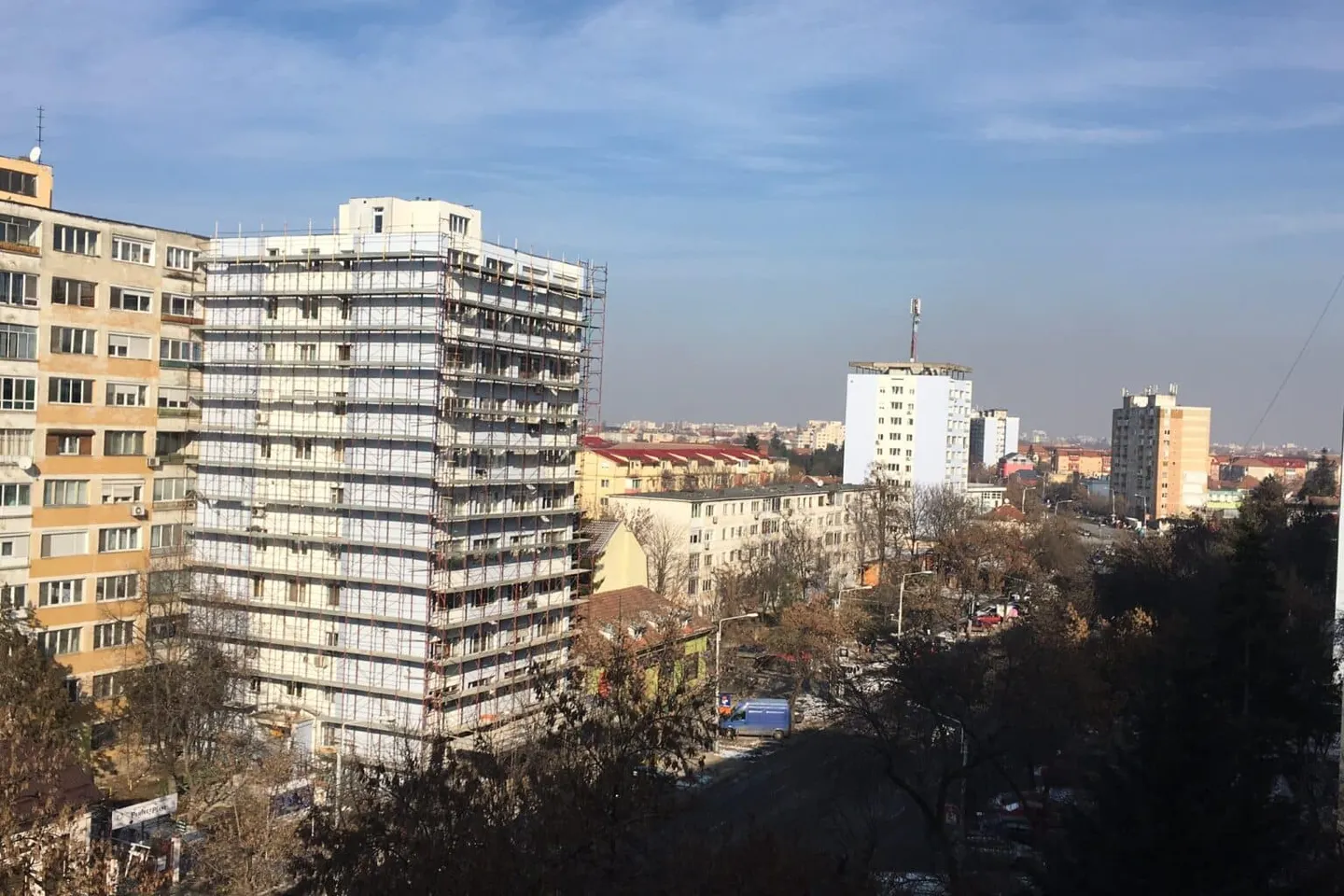 Cine are dreptul asupra spațiului din fața casei sau a blocului