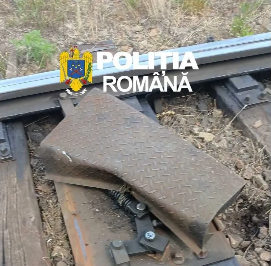 Trei minori au pus o placă de beton pe calea ferată la Petroșani. Obiectele au fost lovite de un tren