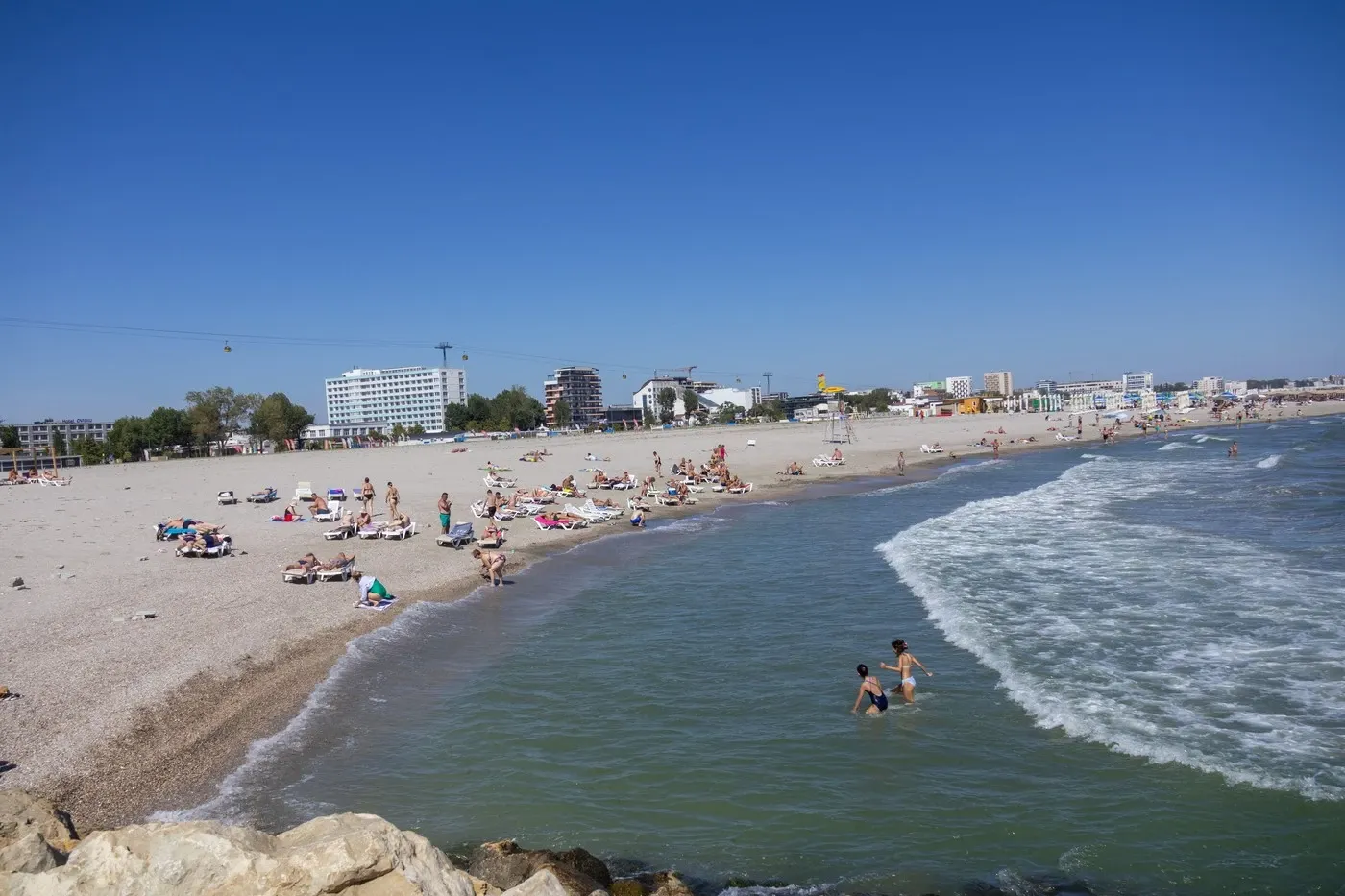 Litoralul românesc, plin în ultimul weekend înainte de școală. Cât costă o noapte la mare