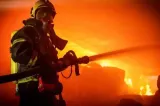 Incendiu devastator în Bacău: o familie cu doi copii a rămas fără casă în miez de noapte