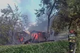 Cabană făcută scrum în Hunedoara. Pompierii au mers pe jos un kilometru ca să ajungă la incendiu