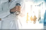 Record mondial în oftalmologie? Un medic din Deva vrea să realizeze peste 100 de operații într-o zi