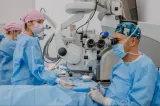 „Un milimetru poate face diferența dintre lumină și întuneric”. Record de 130 de operații oftalmologice într-o zi, la Deva