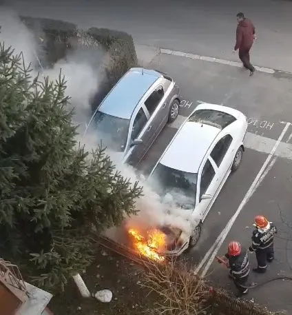 FOTO| Maşină în flăcări într-un cartier al Devei