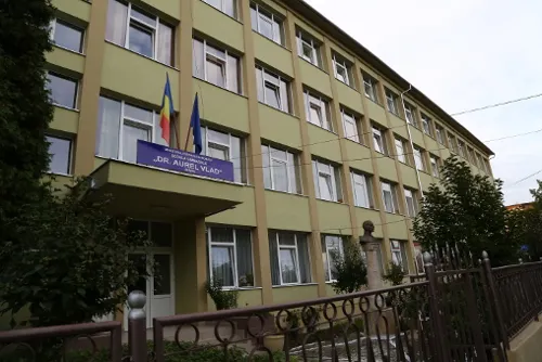 Furt într-o școală din Orăștie. Doi elevi au sustras bani și telefoane mobile